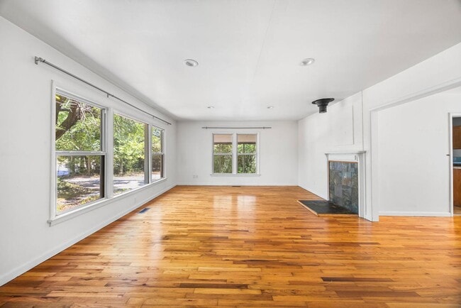 Foto del edificio - 2445 W Mt Comfort Rd