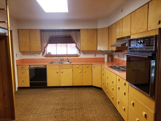 Building Photo - N. 40th Ave Large 3 bedroom 3 bathroom dou...
