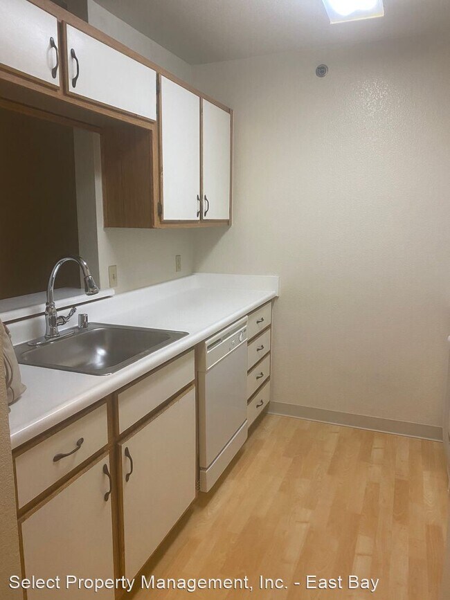 Foto del edificio - 1 br, 1 bath House - 725 Essex Ct #294