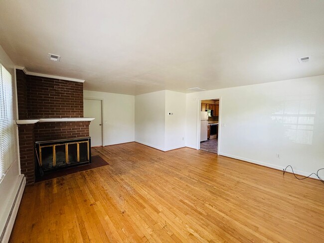 Building Photo - 3 Bedroom, 2.5 Bath House
