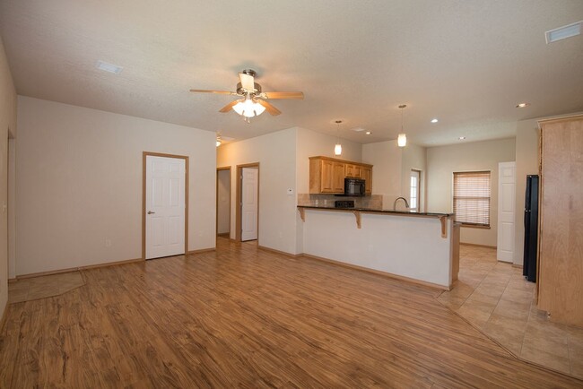 Building Photo - 201 E Karla Ave