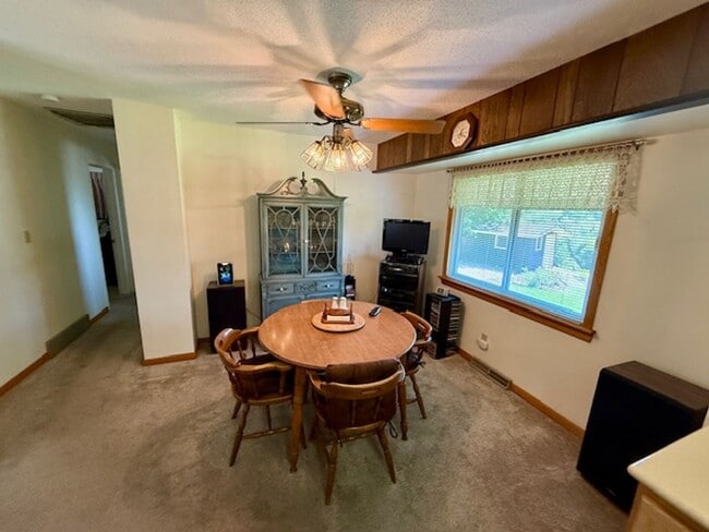 Building Photo - Unbelievable Lakewood Home