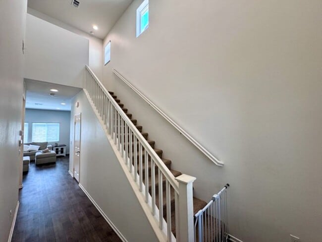 Building Photo - Beautiful 3 bedroom Town house available f...