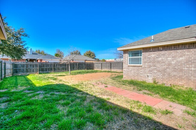 Foto del edificio - BEAUTIFUL 3 Bedroom 2 Bath home AVAILABLE NOW!