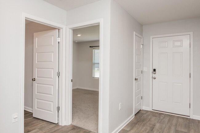Foto del edificio - 7486 Oak Lake Blvd