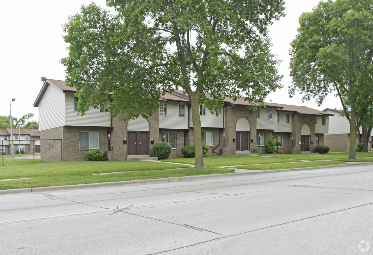 Building Photo - Meadow Village Complex