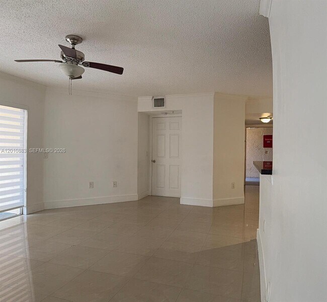 Foto del edificio - 2433 Centergate Dr