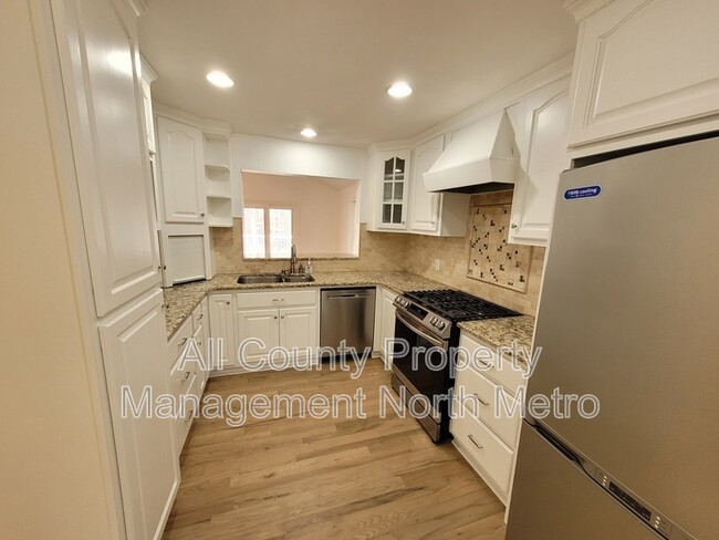 Foto del edificio - 180 Crestwood Ct