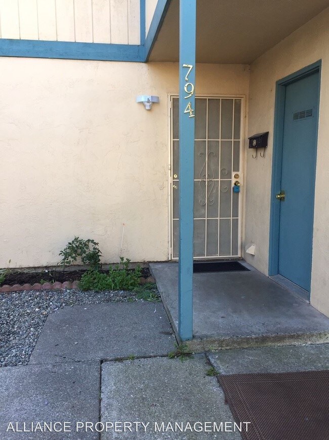 Building Photo - 3 br, 1.5 bath House - 794 Simpson Place