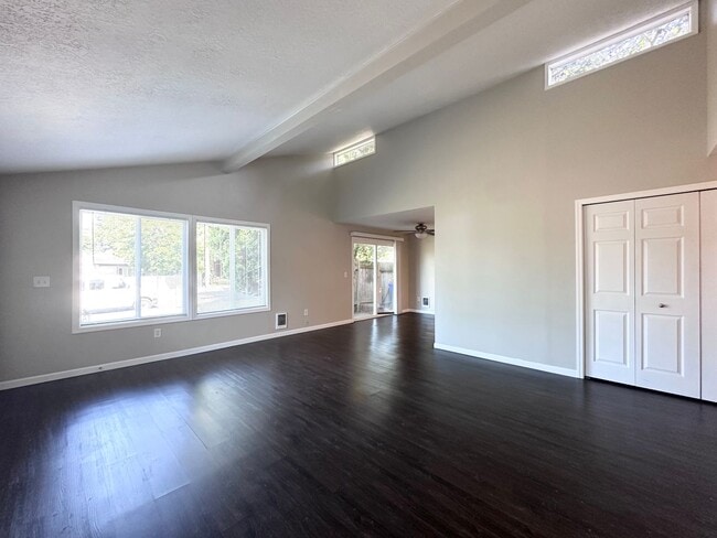 Building Photo - 2 Bed 1 Bath Duplex with Garage and Spacio...
