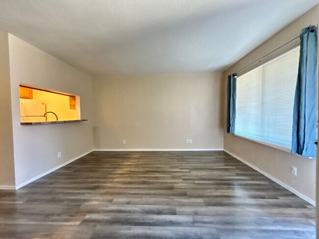 Building Photo - BEAUTIFUL CONDOMINIUM IN GATED COMMUNITY