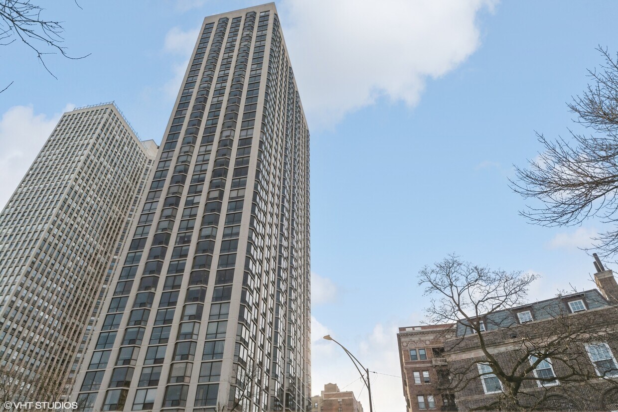 Foto principal - 2650 N Lakeview Ave