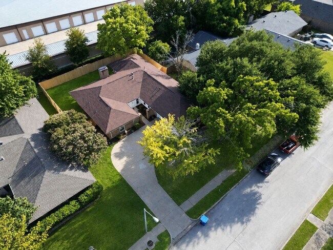 Foto del edificio - 7202 Lakeshore Dr