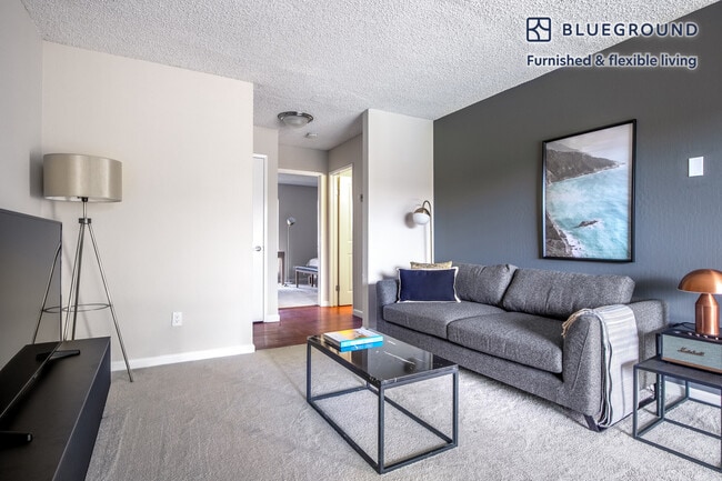 Building Photo - 877 Heatherstone Way