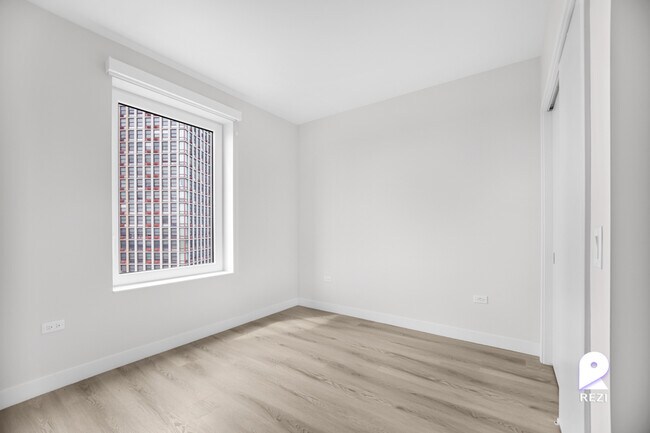 Building Photo - 670 N May St
