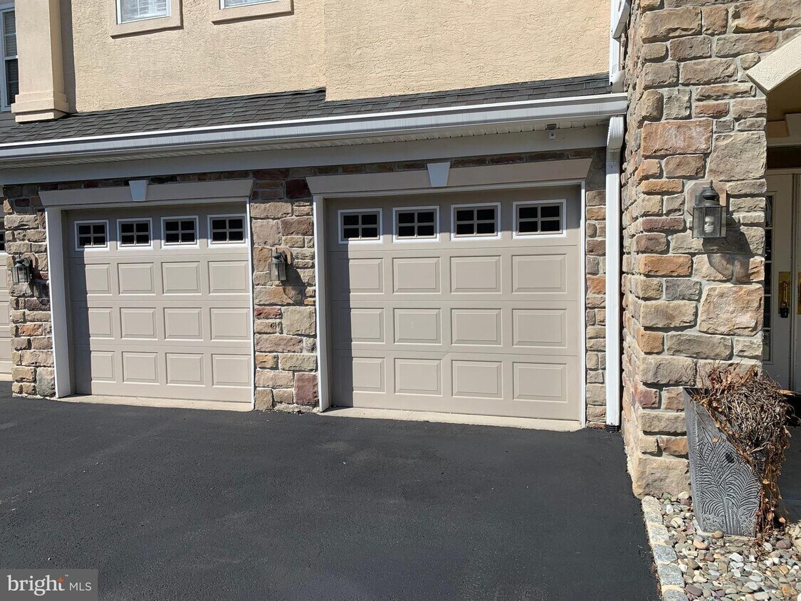 4 Falcon Dr Unit 200, Holland, PA 18966 Room for Rent in Holland, PA