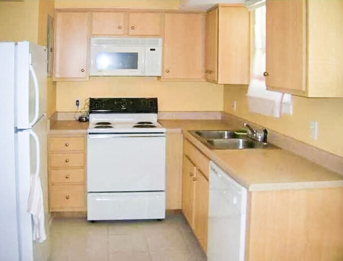 Building Photo - West Ashley Apartment Available Now