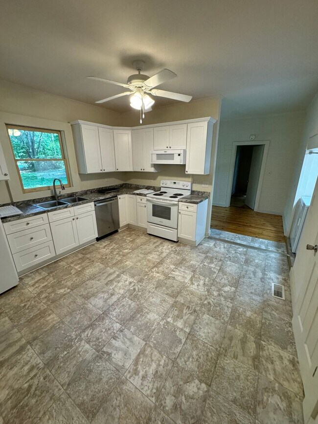 Building Photo - Quiet Forested 2 Bedroom Unit