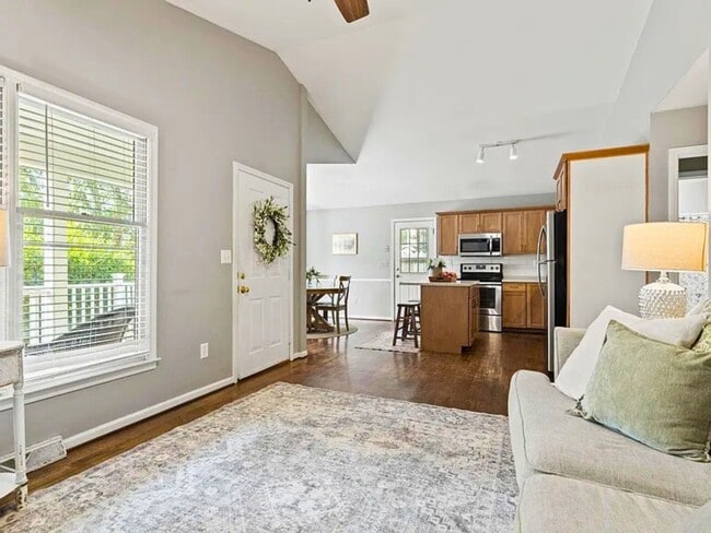 Foto del edificio - 1032 Summit Dr