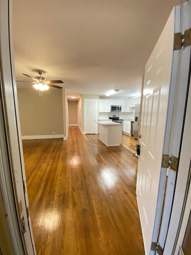 Building Photo - Freshly renovated 4 bedroom 2 bathroom hou...