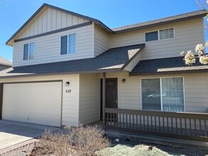 Building Photo - 601 NE Sandstone Ct