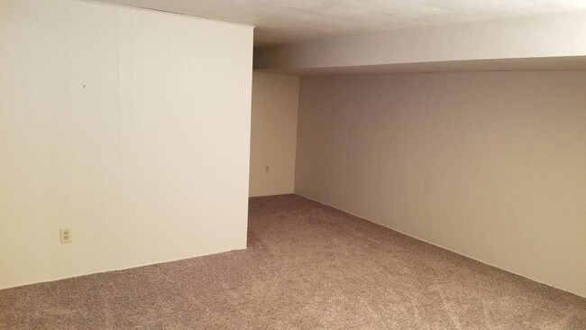 Building Photo - 712 Medford Dr