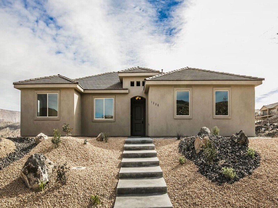 Foto principal - Beautiful 3 Bedroom, 2 bathroom Home in Hu...