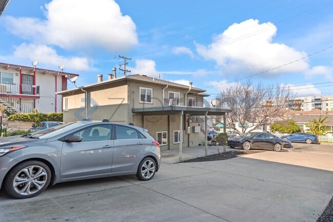 Building Photo - 6000 Bayview Ave