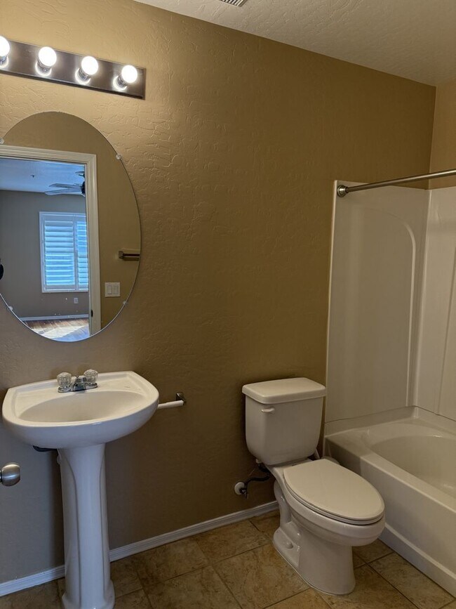 Foto del edificio - Tri-level townhouse at Gilbert & Guadalupe!