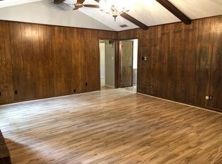 Building Photo - Large 4 Bedroom 2 Bathroom house for Rent
