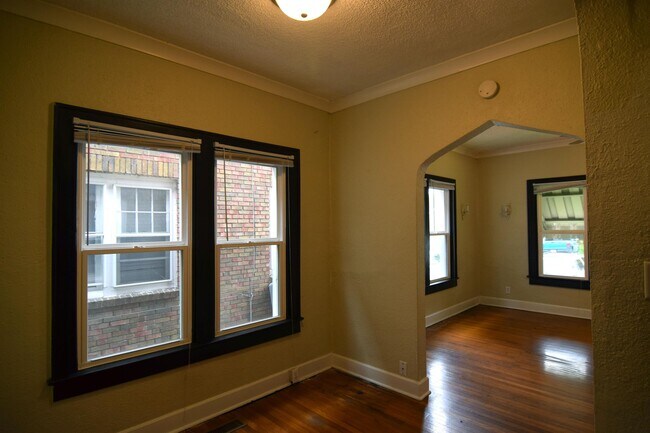 Building Photo - 2527 Shelby St