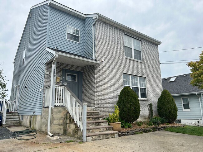Foto del edificio - Discover Your Dream Home in Neptune: Spacious 4-Bedroom, 2.5-Bath with Private Backyard and Drive...