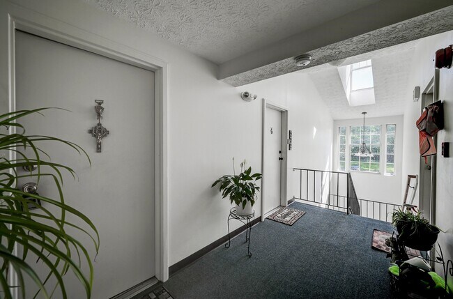 Building Photo - 220 Long Cove Ln