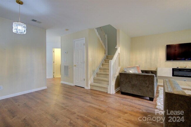 Building Photo - 3208 Summercroft Ln