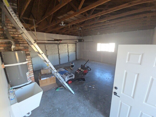 Building Photo - 3BD/2BA newly remodeled Kenwood Dr. Fortun...