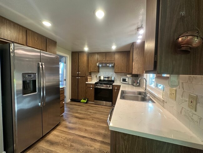 Building Photo - 1465 Madrone Way
