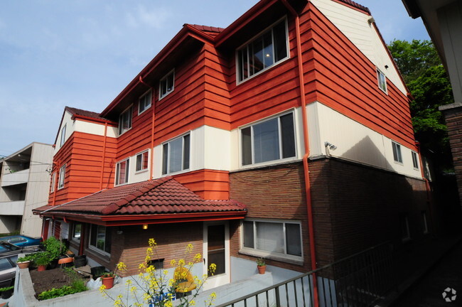 Building Photo - Parkway Apartments