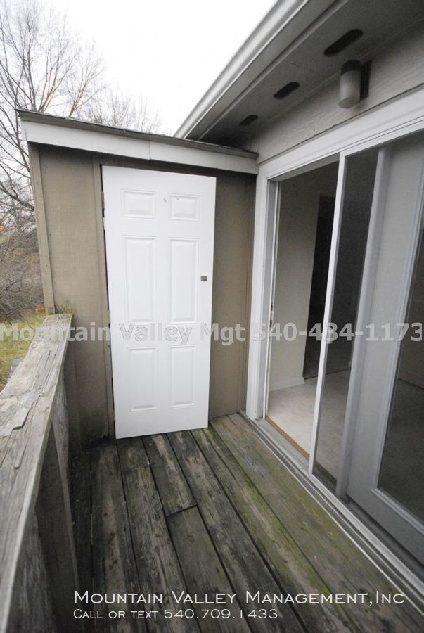 Building Photo - Convenient to shopping & JMU