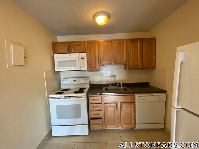 Building Photo - 84 Gardner St