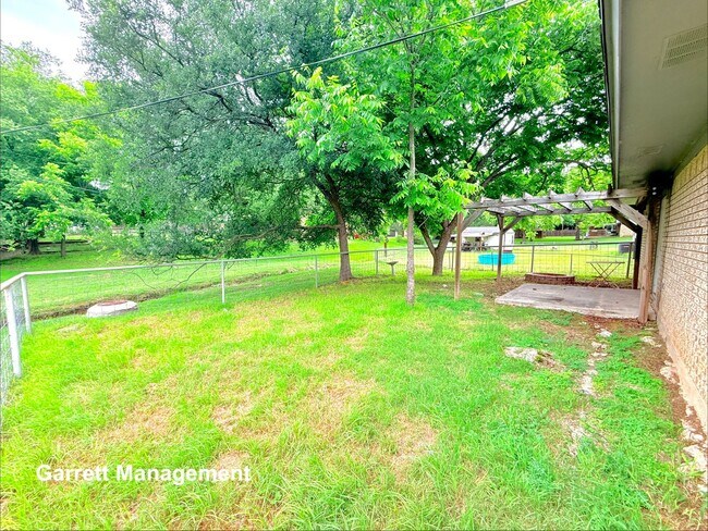 Building Photo - 106 N Fairview Dr