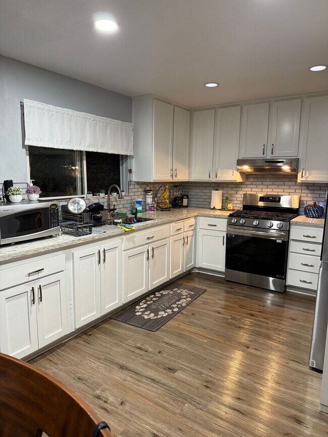 Building Photo - Charming 4Bdr Townhome in Reseda