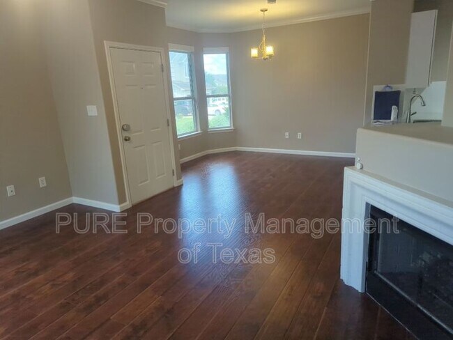 Foto del edificio - 3300 Forest Creek Dr