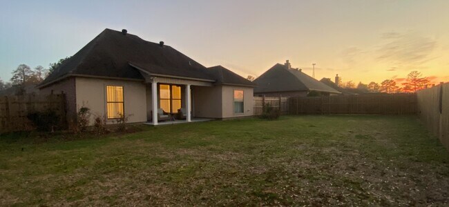 Building Photo - 113 Clubhouse Dr
