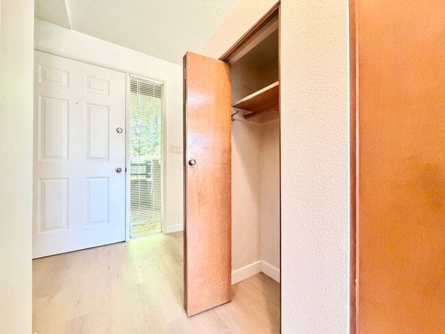 Building Photo - $500 Move-In Special! Modernized Lake Oswego 2 Bedroom Condo, Great Storage, Pool, Most Utilities...