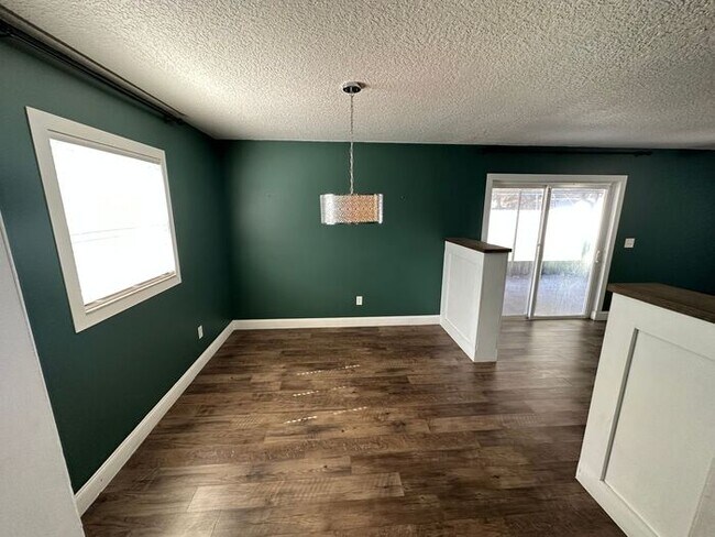 Building Photo - Stunning 3-bedroom, 2-bathroom home in the...