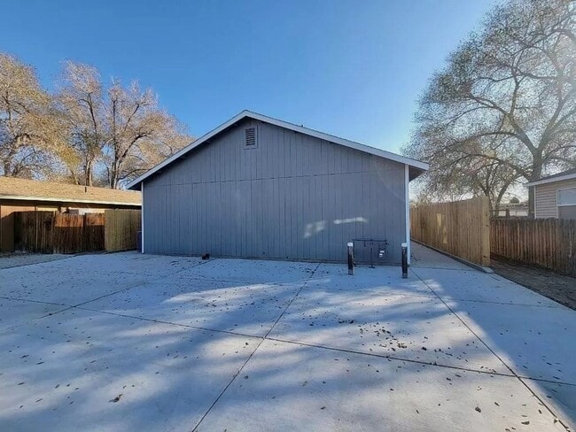 Building Photo - 565-567 Churchill (Duplex)