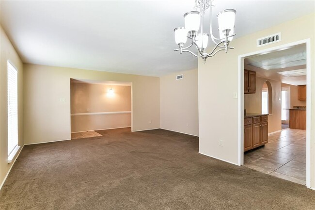 Building Photo - 5514 Edgebrook Forest Dr
