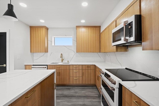 Building Photo - 8610 Grandview Dr