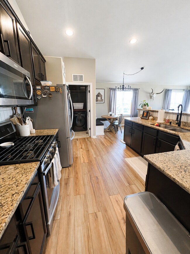 Foto del edificio - Stunning 5 Bedroom Ranch Home in Lorson Ranch!