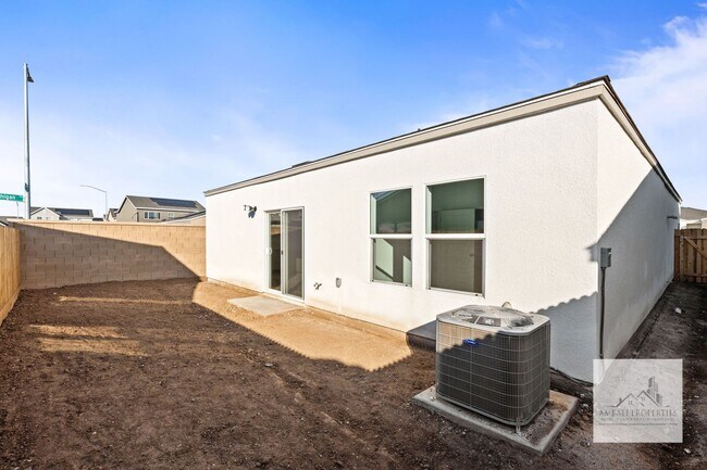 Foto del edificio - Brand New home in Clovis Unified School District with Solar!